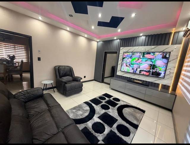 6 BEDROOM HOUSE FOR SALE IN FREELAND PARK